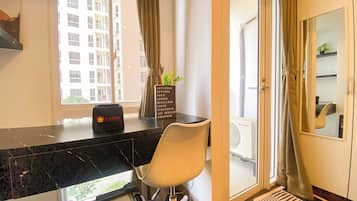 Deluxe Studio | Desk