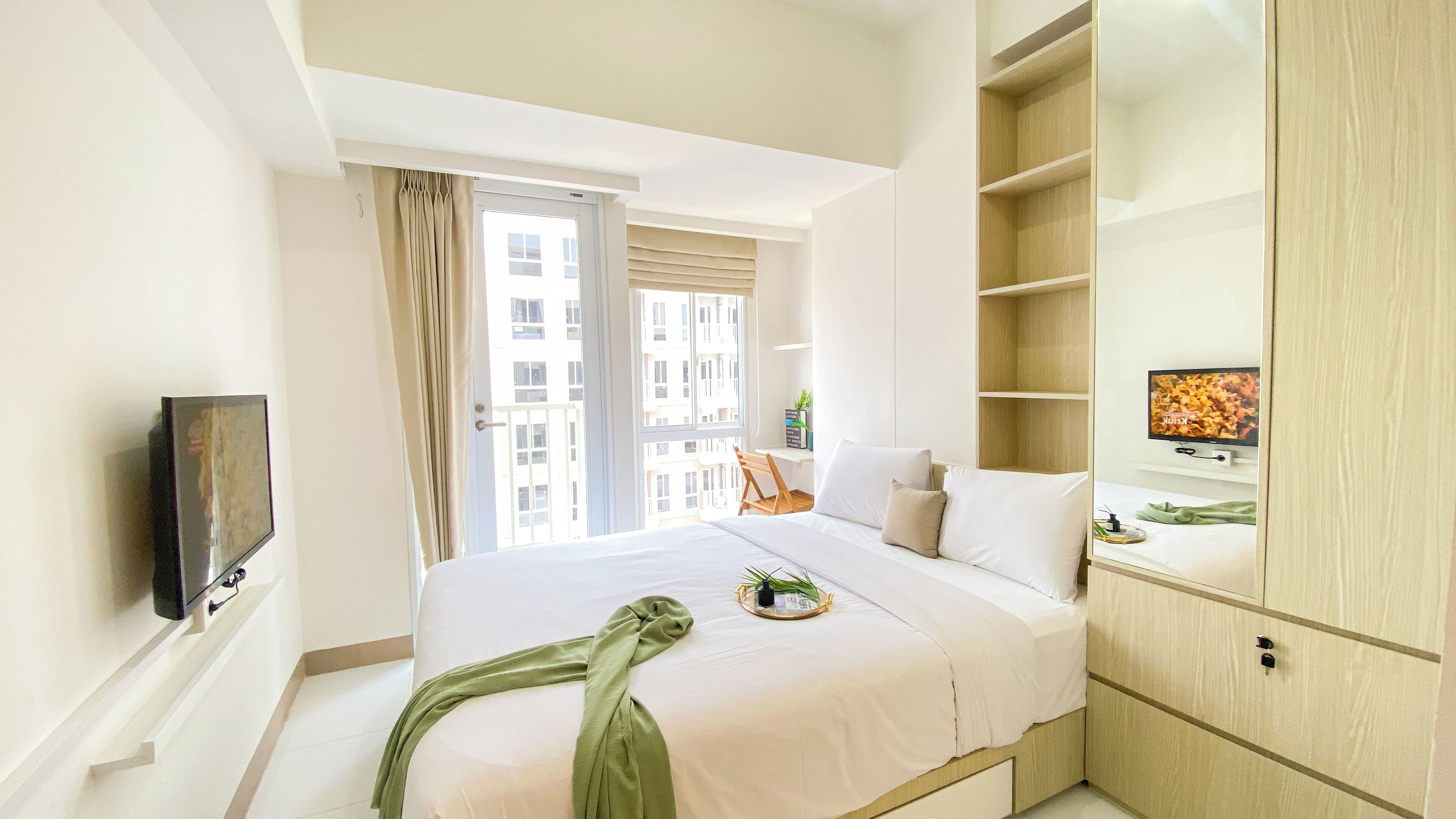 Deluxe Studio | Desk