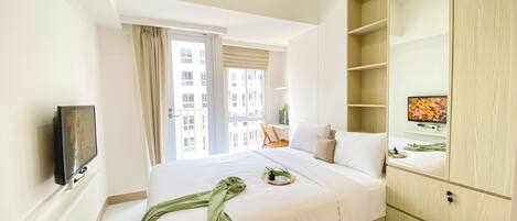 Deluxe Studio | Desk