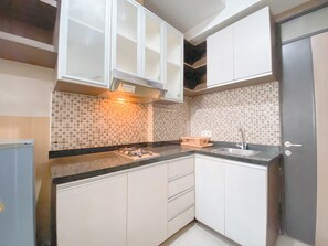 Apartamento Deluxe | Cocina privada | Frigorífico, placa de cocina y arrocera