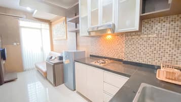 Deluxe Apartment | Private kitchen | Fridge, stovetop, rice cooker