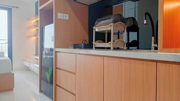 Monolocale Deluxe | Cucina privata | Frigorifero, piano cottura, risottiera