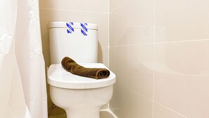Deluxe Studio | Bathroom