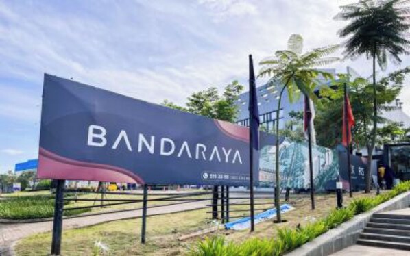 A large outdoor sign with the word "BANDARAYA" prominently displayed.