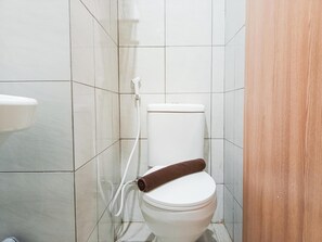 Standard Studio | Bathroom - Urban Studio (No Kitchen) At Bandaraya - Tallasa City Makassar Apartment (Makassar)