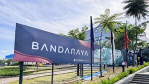 Un gran cartel exterior con la palabra "BANDARAYA" bien visible.