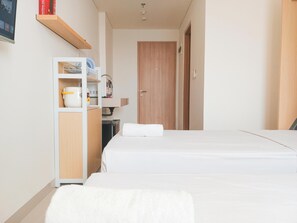 Deluxe Studio | Private kitchen | Mini-fridge, microwave, rice cooker