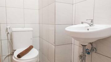Deluxe Studio | Bathroom | Shower, free toiletries, towels, soap