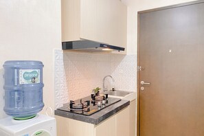 Private kitchen - Cozy Studio Apartment At Mustika Golf Residence (Cikarang)