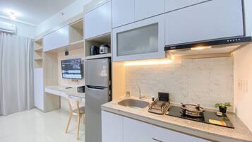 Deluxe Studio | Private kitchen | Fridge, microwave, stovetop, rice cooker