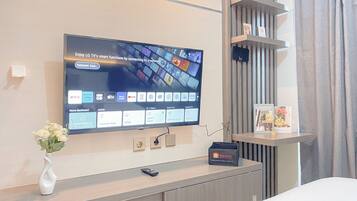 Deluxe Studio | Desk