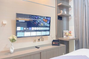 Desk - Cozy Living Studio At Vasanta Apartment (Cikarang)