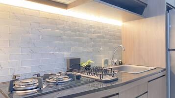 Deluxe Studio | Private kitchen | Fridge, stovetop, rice cooker