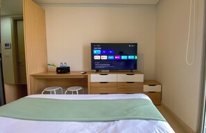 Deluxe Studio | Desk - Comfort And Great Location Studio At Gold Coast Apartment (Jakarta)