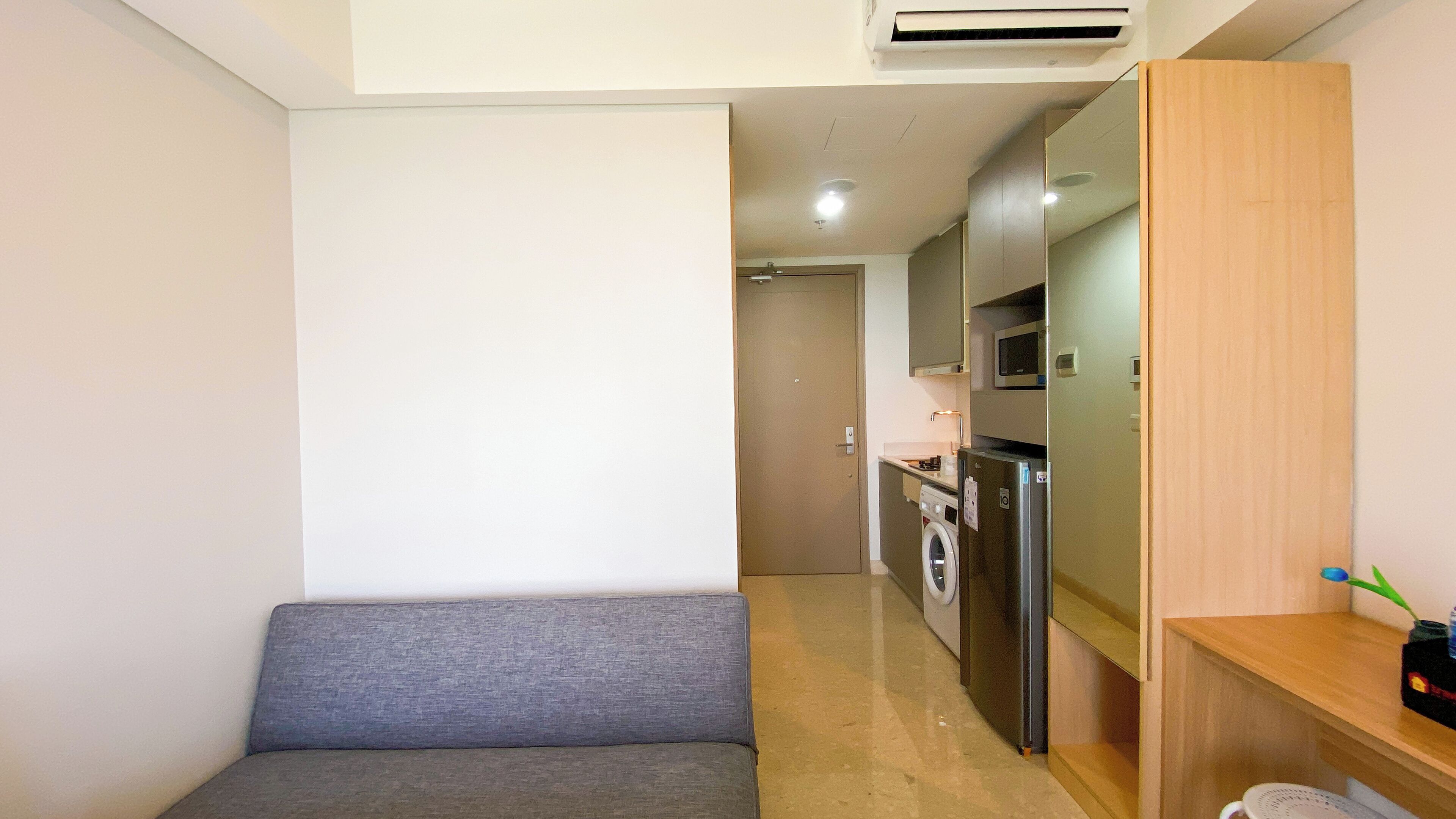 Deluxe Studio | Meja 