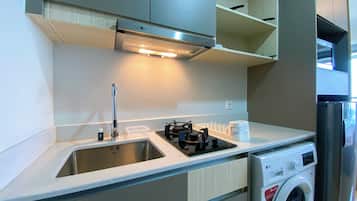 Deluxe Studio | Private kitchen | Fridge, microwave, stovetop, rice cooker