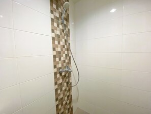 Estudio Deluxe | Baño | Ducha, artículos de higiene personal gratuitos, toallas y jabón