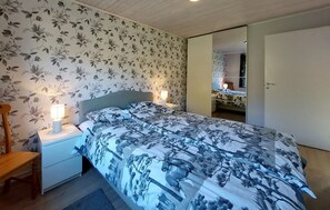 5 bedrooms, travel crib, free WiFi, bed sheets