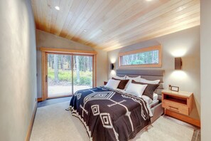 4 bedrooms, desk, iron/ironing board, WiFi - Luxe Valley Home w/ Sauna & Hot Tub Near Mazama (Winthrop)