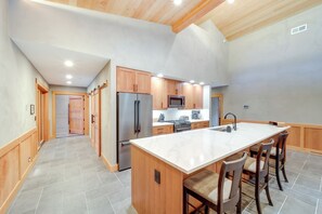 Fridge, microwave, stovetop, dishwasher - Luxe Valley Home w/ Sauna & Hot Tub Near Mazama (Winthrop)