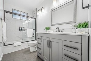 Haartrockner, Handtücher, Seife, Toilettenpapier