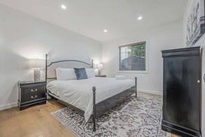 4 Schlafzimmer, Schreibtisch, Bügeleisen/Bügelbrett, Reisekinderbett