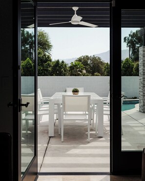 屋外ダイニングエリア