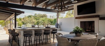 Riviera – Lazy River Pool, Pickleball, Game Room!