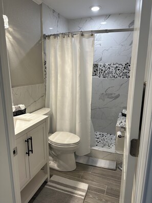 Ducha, secador de pelo, toallas, jabón