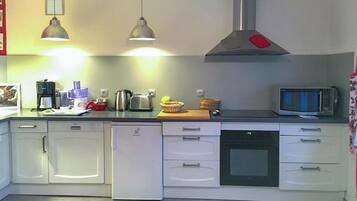 Fridge, oven, dishwasher, coffee/tea maker