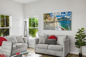 スマートテレビ、暖炉、書庫