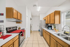 Fridge, microwave, oven, coffee/tea maker - Family Retreat in Tampa, 5 bedrooms, Close to Everything (Tampa)