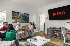 Een smart-tv, een open haard en boeken