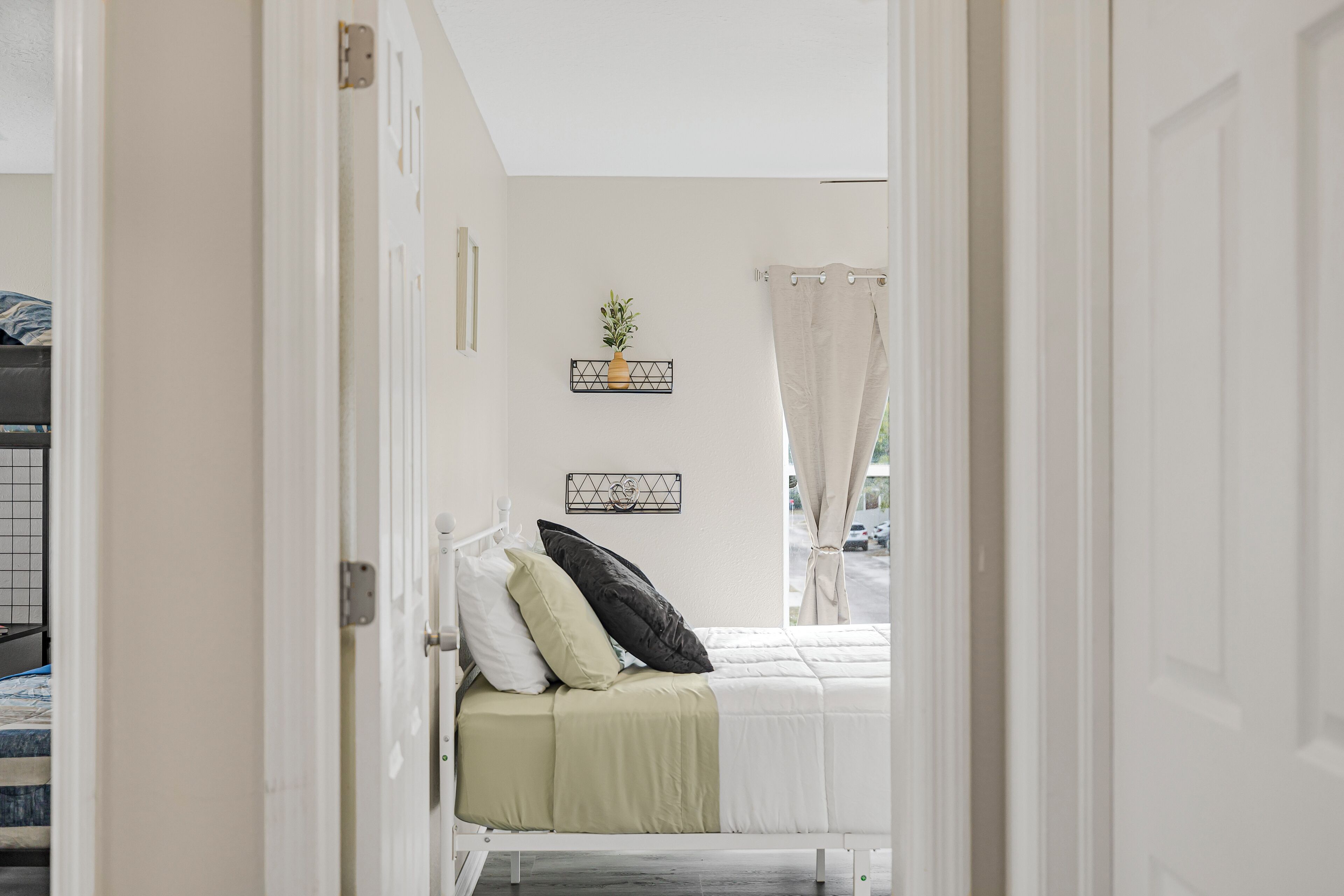 5 bedrooms, desk, free WiFi