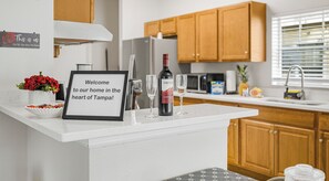 Een koelkast, een magnetron, een oven, een koffiezetapparaat/waterkoker