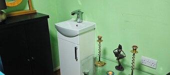 Charming 2-bedroom house in Highwycombe with WiFi and AC