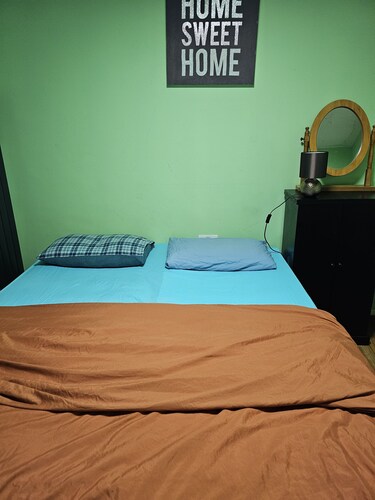 Charming 2-bedroom house in Highwycombe with WiFi and AC