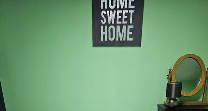 Charming 2-bedroom house in Highwycombe with WiFi and AC