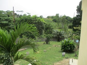 Property grounds - 2 bedroom house with garden - vacation rentals Libreville - Akanda - Gabon (Libreville)