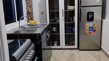 Refrigerador, horno, tetera eléctrica y licuadora