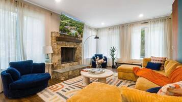 Smart-TV, Kamin, Arbeitsbereiche