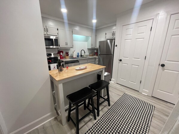 Fridge, microwave, oven, stovetop - New remodeled 2BR 2BT condo, only 1.4 miles to Bryant-Denny Stadium! ROLL TIDE!! (Tuscaloosa)