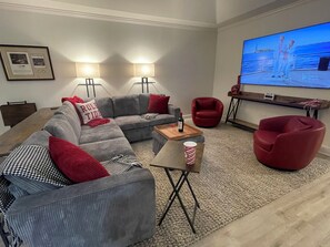 Smart TV - New remodeled 2BR 2BT condo, only 1.4 miles to Bryant-Denny Stadium! ROLL TIDE!! (Tuscaloosa)