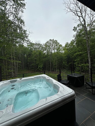 Secluded modern cabin with hot tub