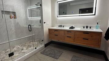 Douche, serviettes fournies, savon, papier de toilette