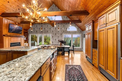 Luxury Log Chalet w/ Hot Tub, Games Room & Hill Views ⛷️ - Close to Town!