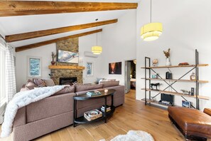 Smart TV, fireplace, ping pong, books - Luxury Log Chalet w/ Hot Tub, Games Room & Hill Views ⛰️ - Close to Town! (Ellicottville)