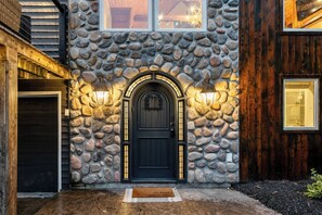 Exterior detail - Luxury Log Chalet w/ Hot Tub, Games Room & Hill Views ⛰️ - Close to Town! (Ellicottville)