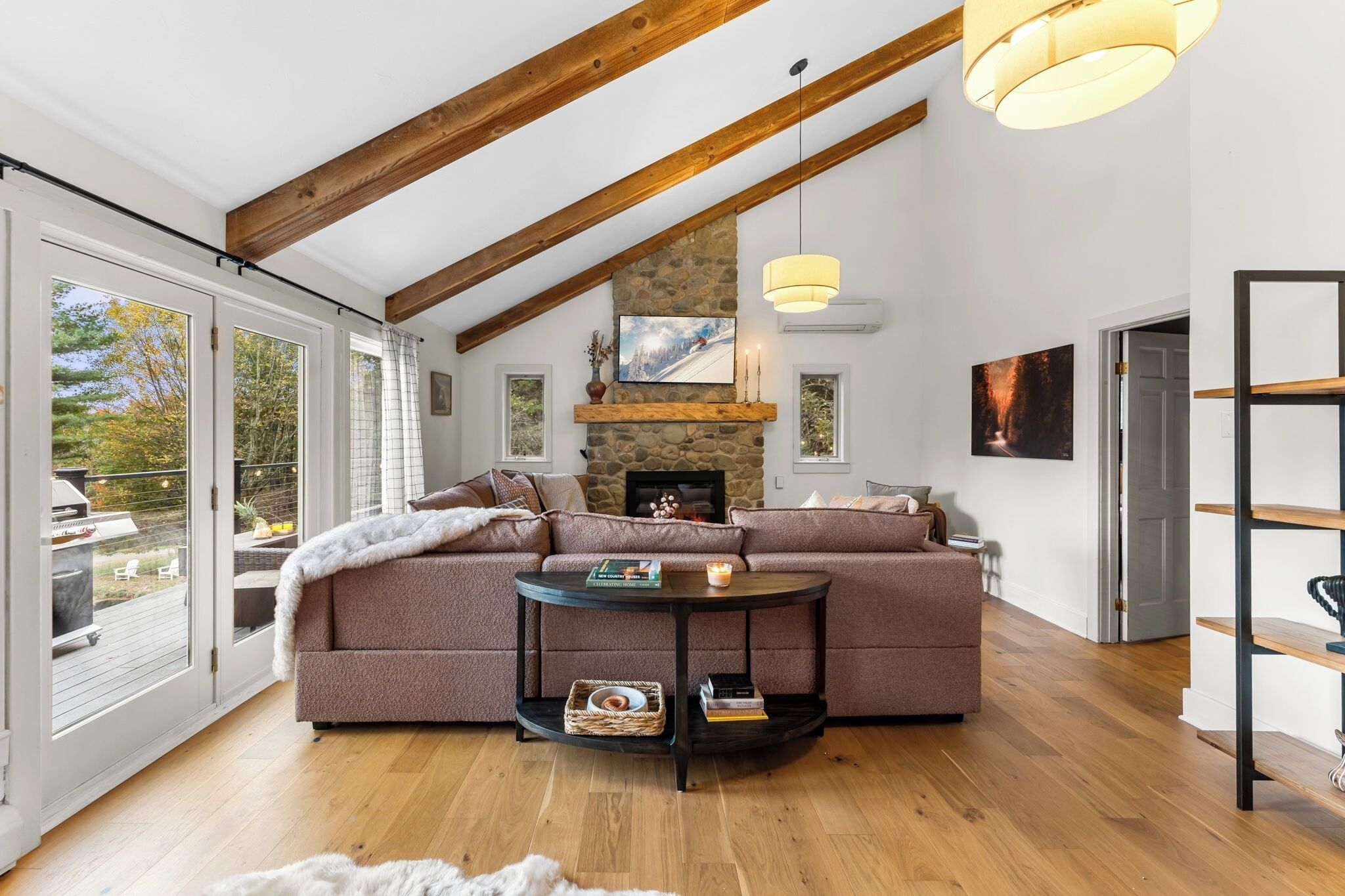 TV connectée, cheminée, table de tennis de table, livres