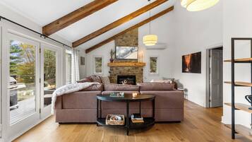 TV connectée, cheminée, table de tennis de table, livres